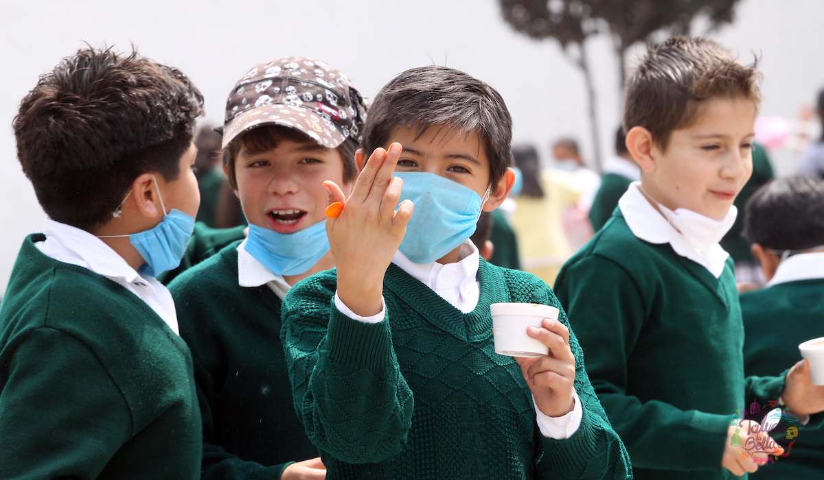 Alumnos de la SEP en el recreo utilizando su cubrebocas