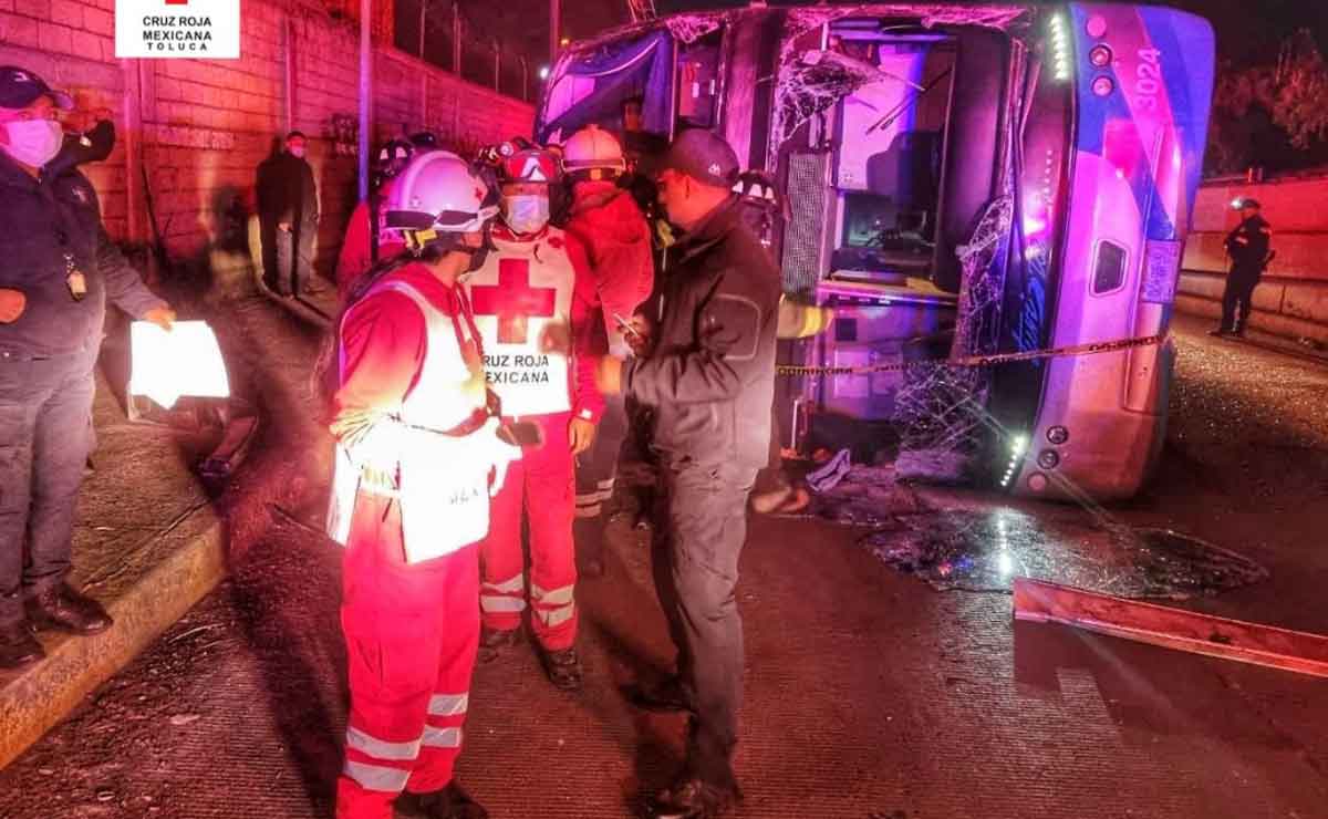 Persona de la Cruz Roja atendiendo accidente en Toluca