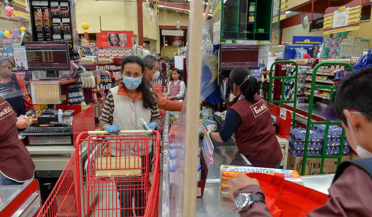 Mexiquenses realizando sus compras en Garis