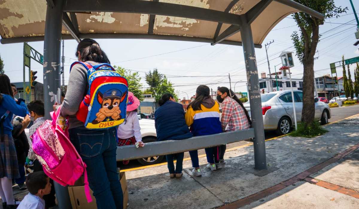Padres de familia esperando el camión