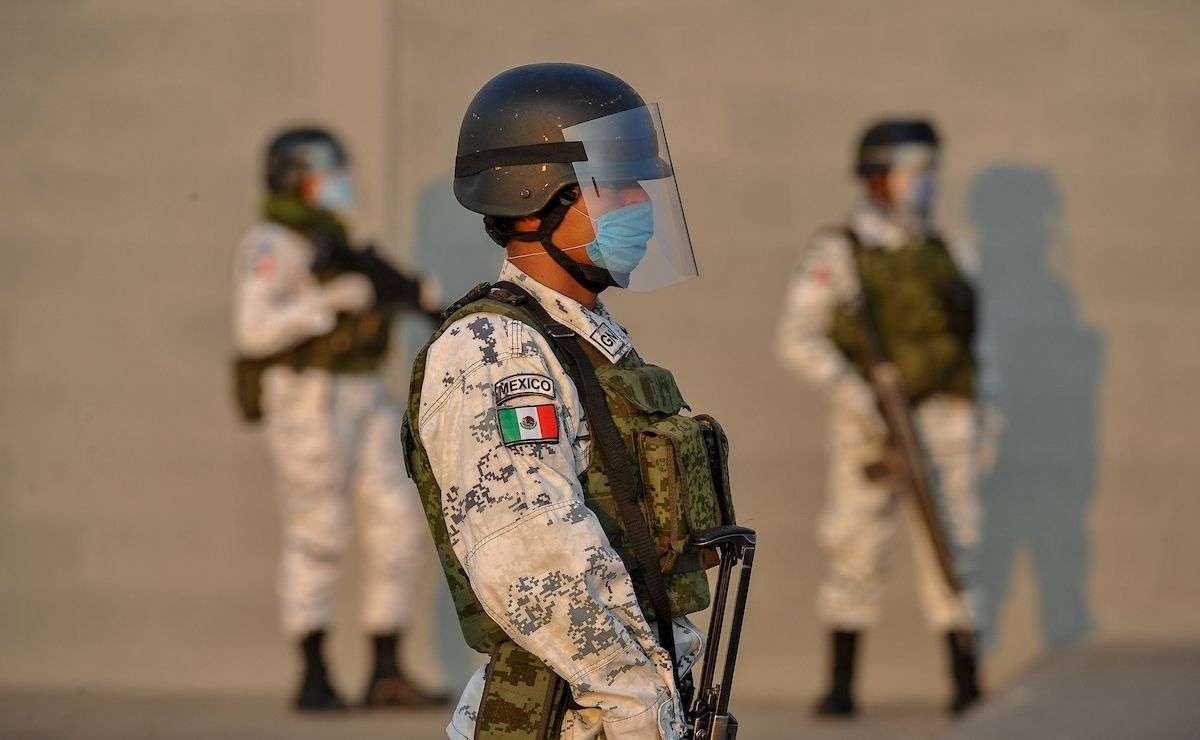 Elementos de la Guardia Nacional luego de consultar las vacantes de trabajos con sueldos desde 11 hasta 72 mil pesos mensuales