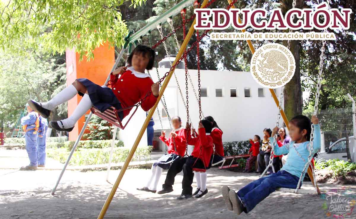 Niños jugando en los columpios porque salieron de clases