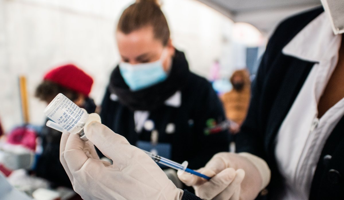 Aplican jeringa vacía a niña durante vacunación contra COVID-19 en el EdoMéx