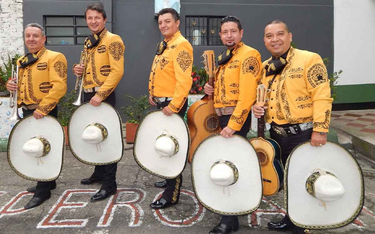 niño logra llevar serenata a su mama por 5 pesos y unas canicas