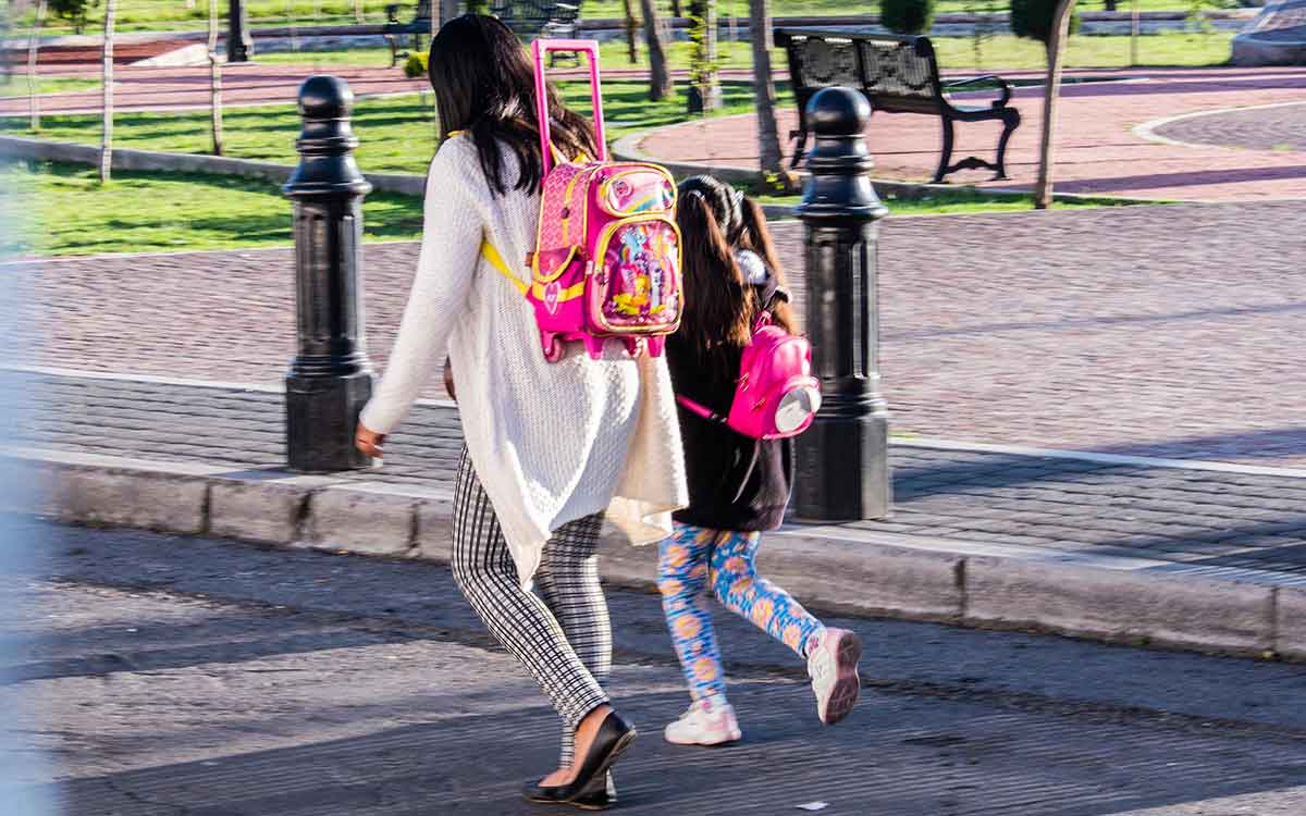 madre e hija con mochila para ir a escuela sep dia del maestro 2022