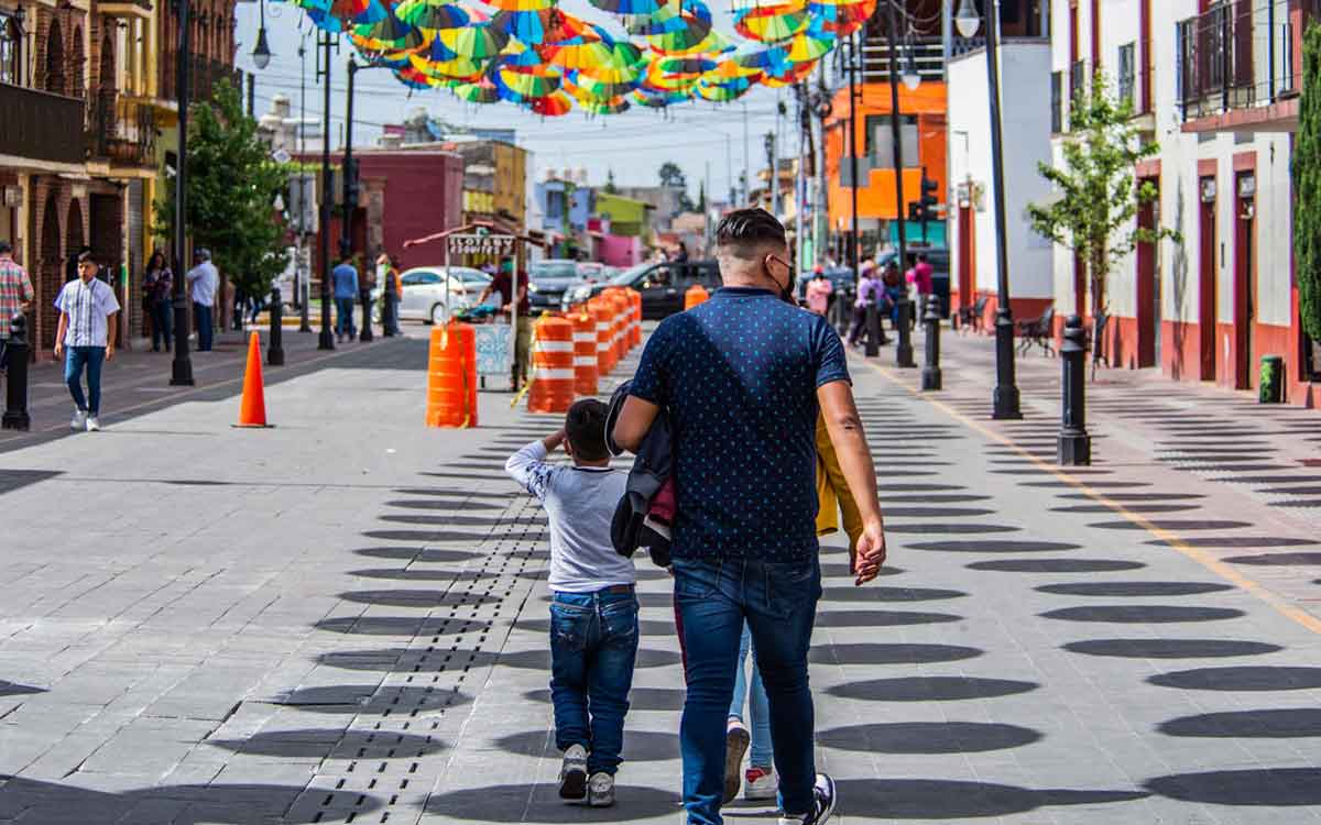 papa e hijo celebrando dia del padre en puente escolar sep 2022