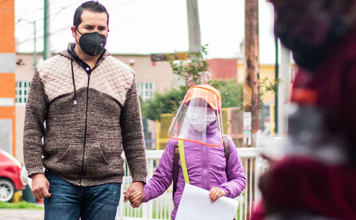 Padre con su hija llevándola a la escuela en Toluca