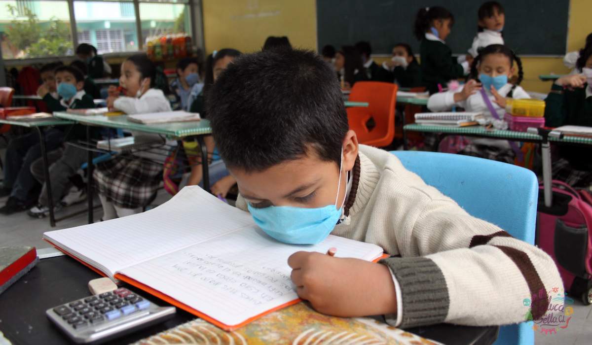 Alumno tomando clase después de la pandemia