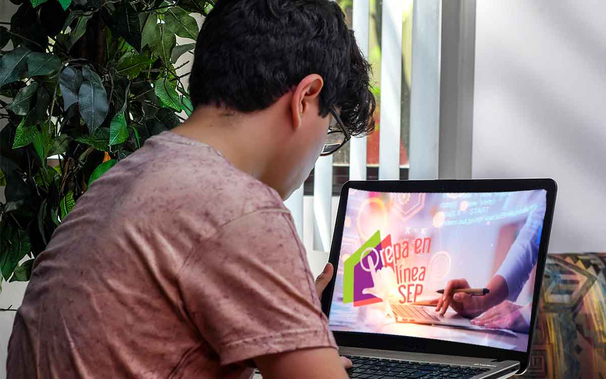alumno haceindo registrp a prepa en línea sep 2022