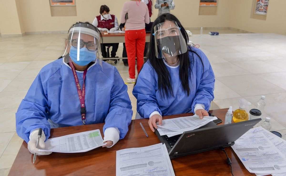 Enfermeras realizando su trabajo luego de postularse a las vacantes de empleo para médicos especializados del IMSS