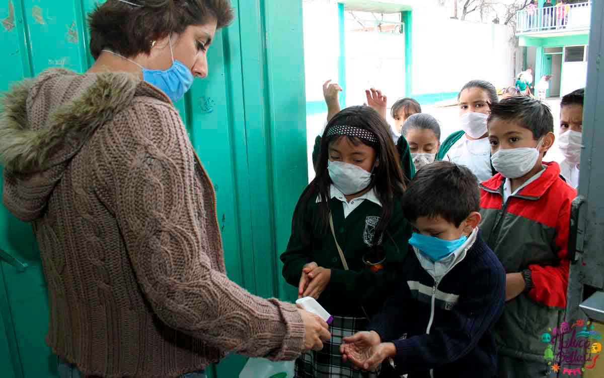 alumnos y maestra en día del maestro 2022