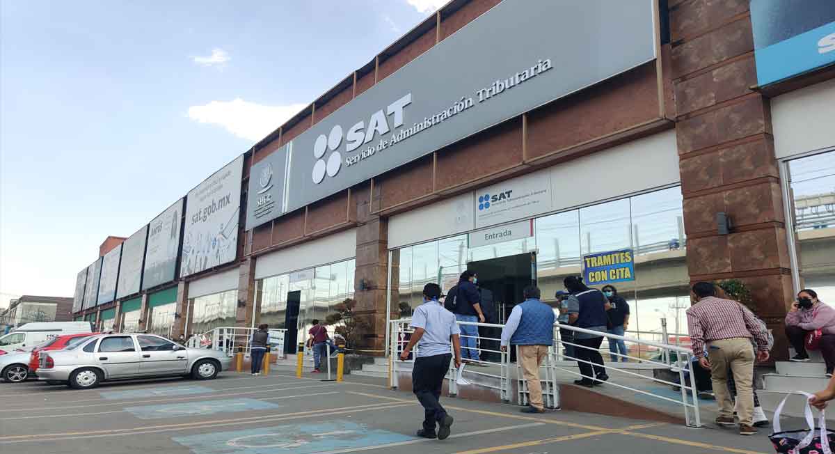 personas acuden al sat toluca para sacar constancia de situación fiscal 2022