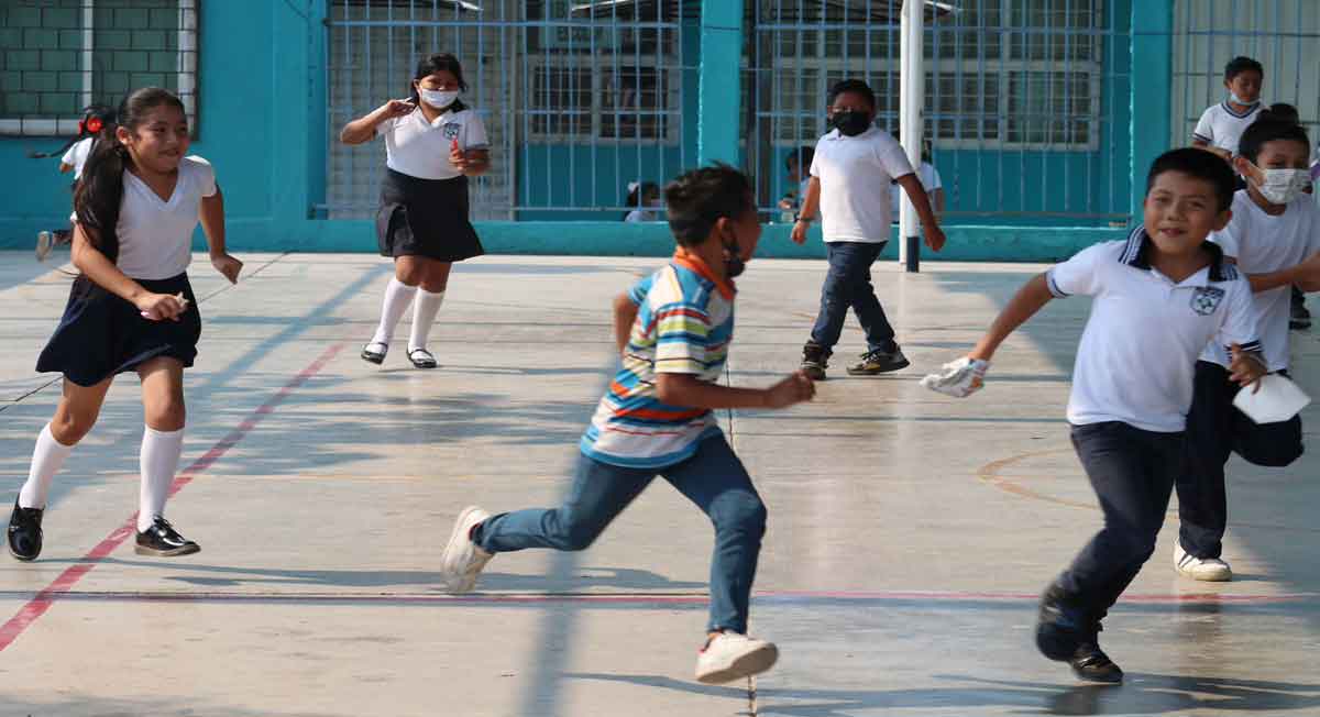 niños juegan despues de salir de clases por suspensión del calendario sep