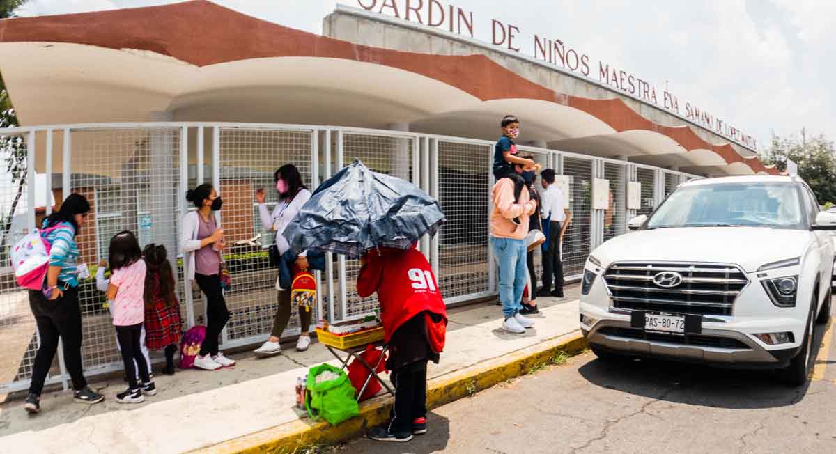 madres recogen a sus hijos en las afueras de jardín de niños de toluca de la colonia morelos