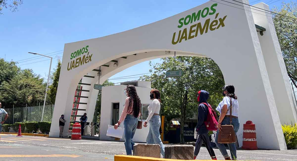 alumnos expectantes de la segunda vuelta UAEMex 2022