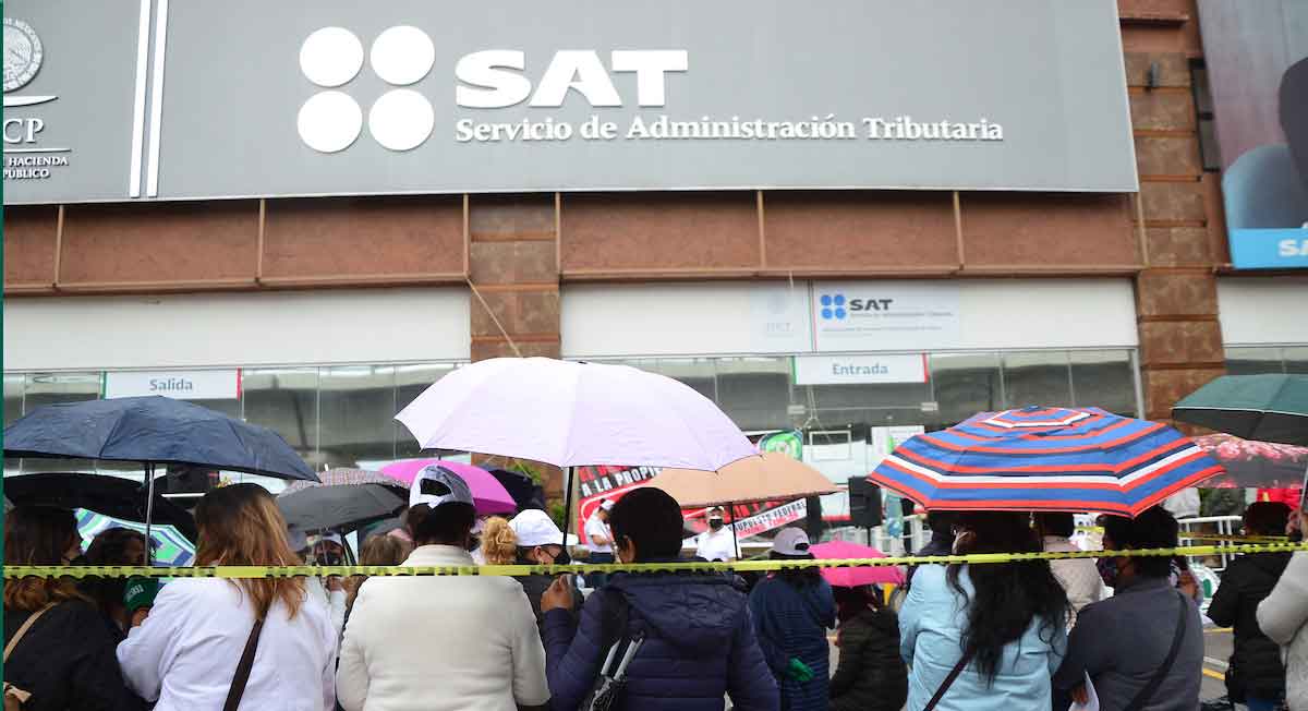 contribuyentes a las afueras del sat toluca