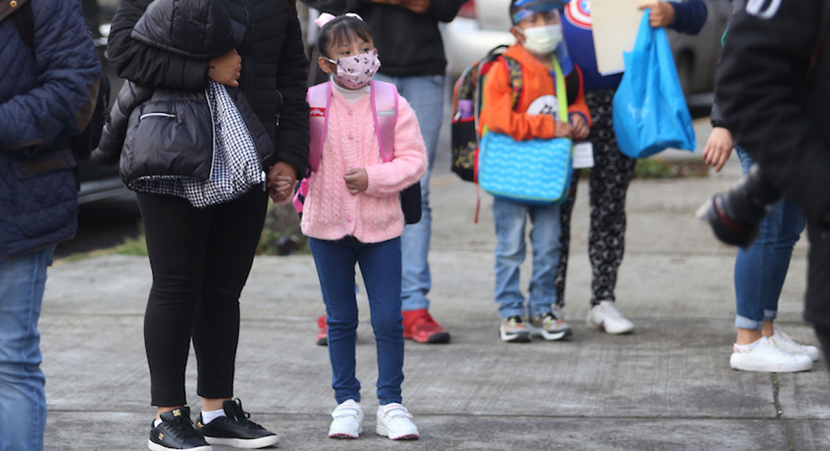 niña se entera que posiblemente tenga más vacaciones de verano sep 2022