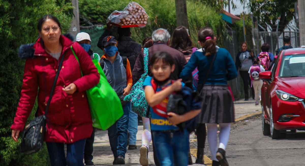 señora e hija se enteran del adelanto de las vacaciones de verano 2022