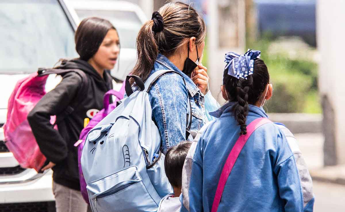 Vacaciones de verano: Niñas saliendo de la escuela SEP