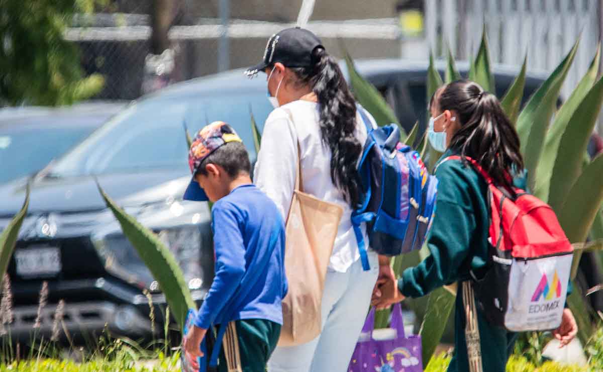 Mamá dejando a sus hijos a la escuela en Edomex