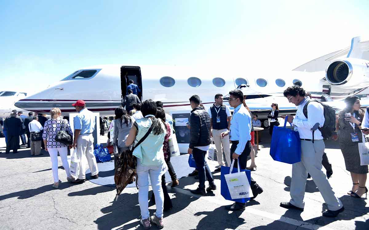 pasajeros abordando en aeropuerto internacional de toluca