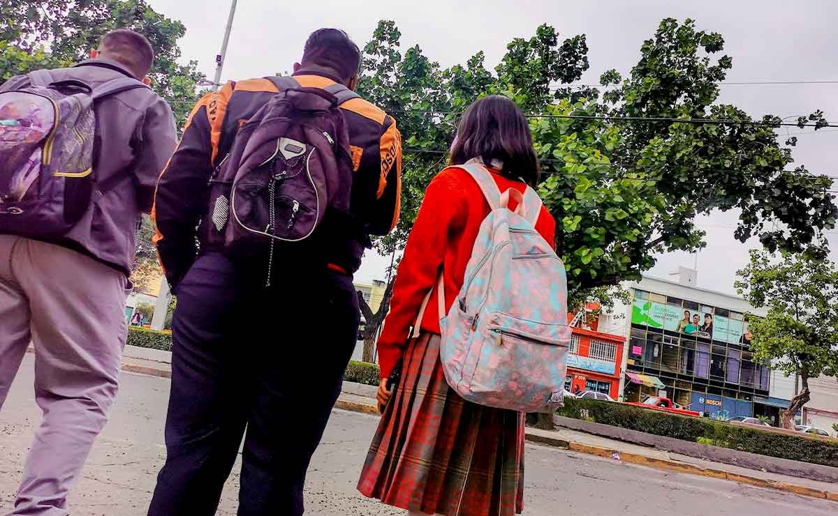 Alumnos saliendo de clases