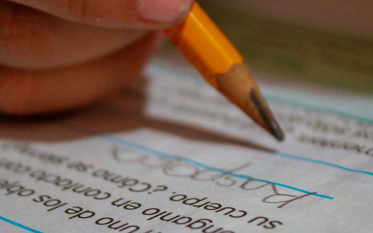 alumno resolviendo examen para entrega de boleta de calificaciones sep 2022