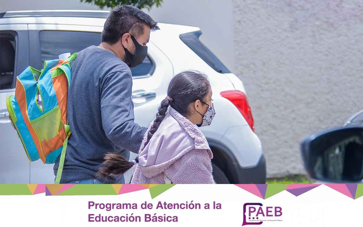 papa e hija saliendo de escuela para cambio de turno paeb 2022