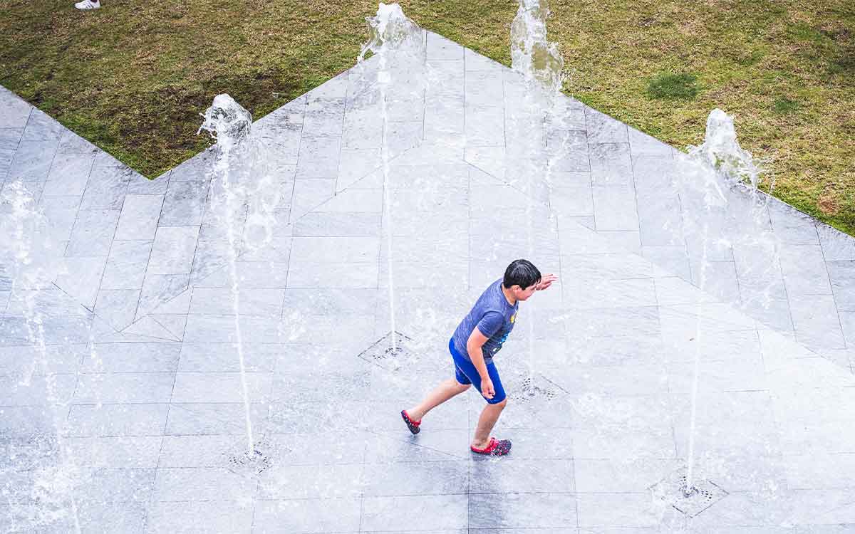 niño disfrutando vacaciones 2022- 2023 de la sep