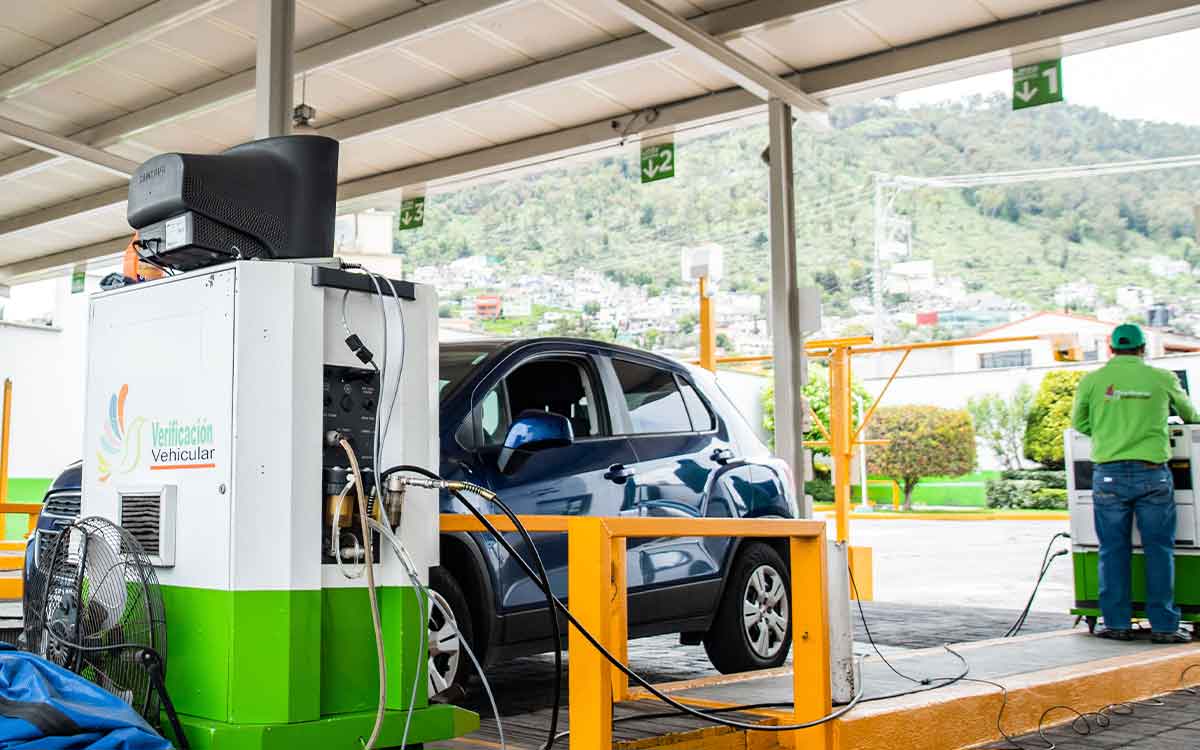 auto en verificentro haciendo verificacion edomex 2022