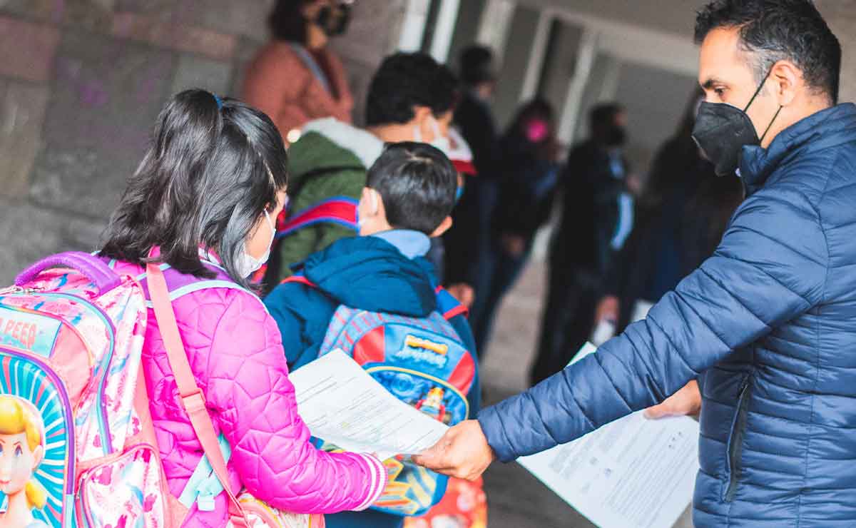 Niña recibiendo su boleta de calificaciones SEP ciclo escolar 2021 a 2022 SEP