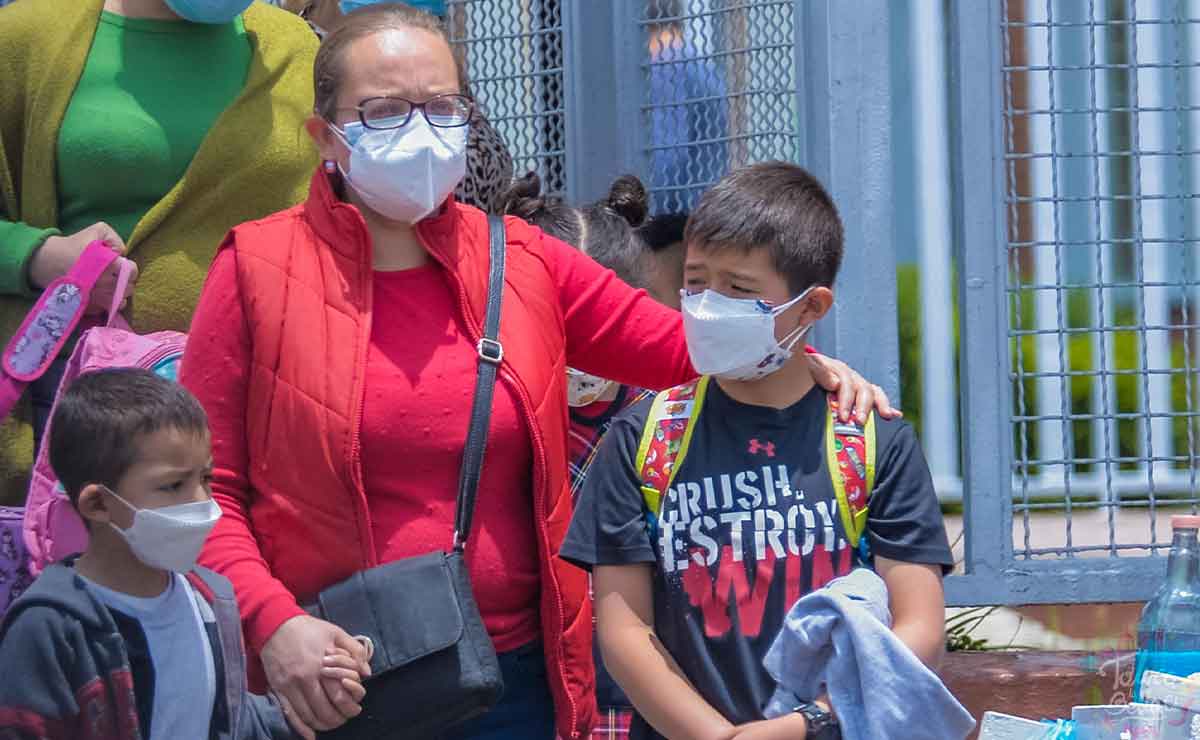 Mamá recogiendo a sus hijos luego del fin de ciclo escolar 2021