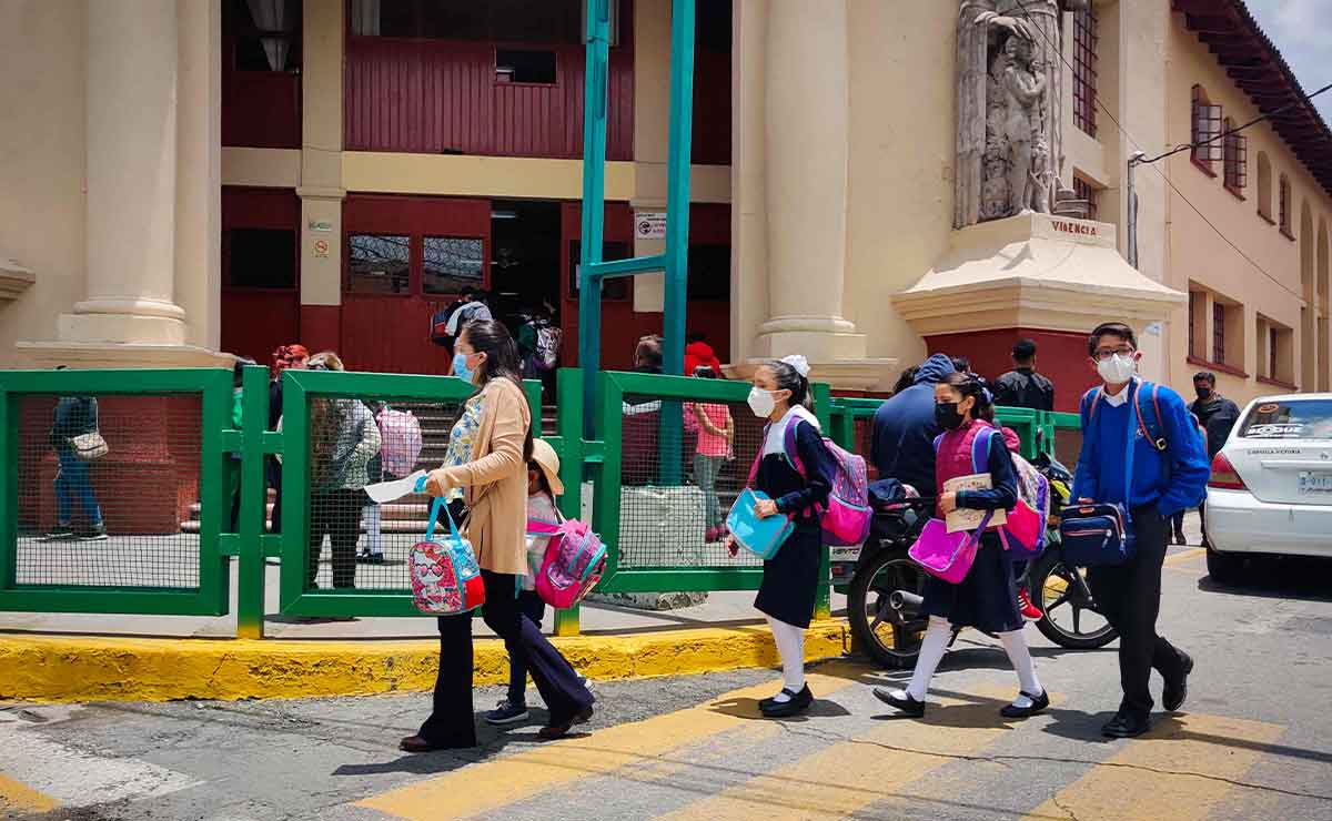 Padres y madres yendo por sus hijos a las escuelas para inscribirlos y reinscribirlos en Edomex