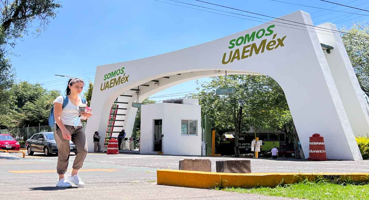 alumna sale de sus clases de la uaemex en ciudad universitaria
