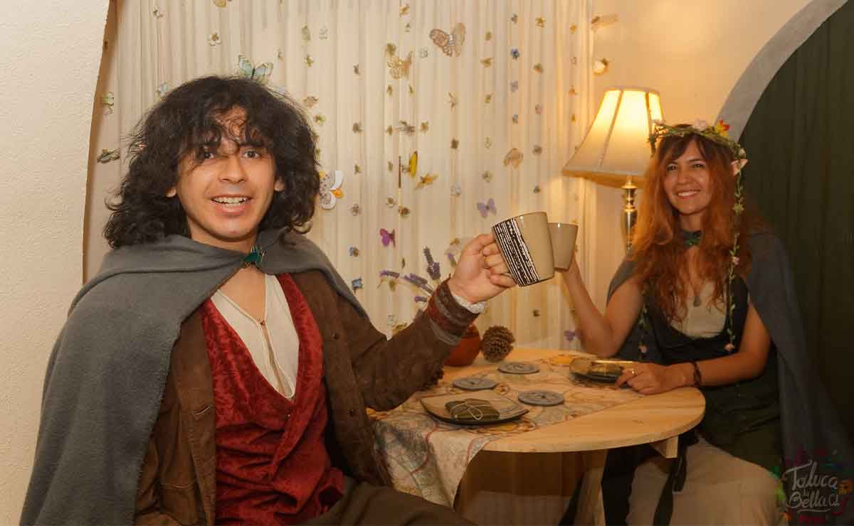 Hobbit y su esposa hobbit disfrutando de un rico té