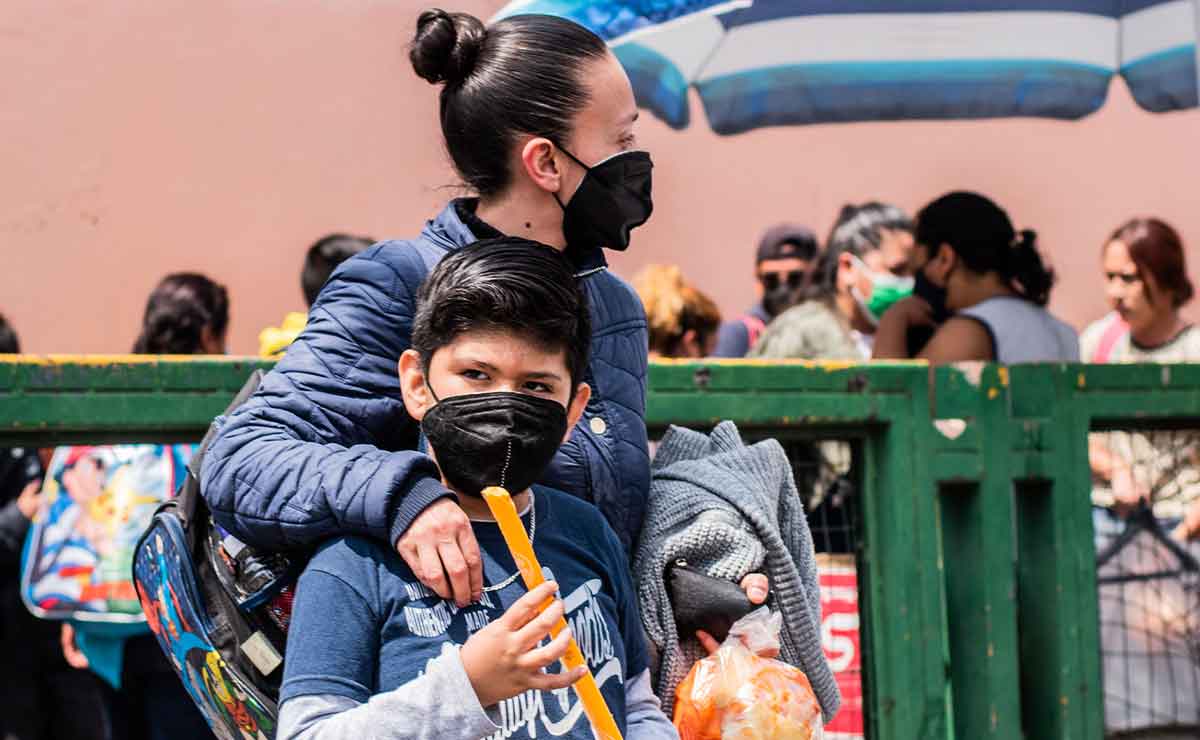Niños y niñas saliendo de clases del fin del ciclo escolar 2021 Edomex