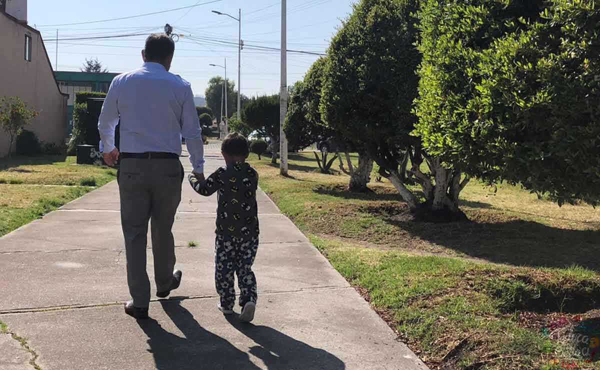 Día del padre: Papá con su hijo de la mano