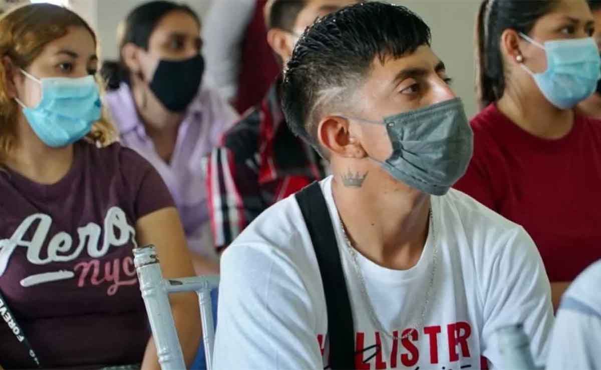 Jóvenes en pláticas del programa del gobierno de México