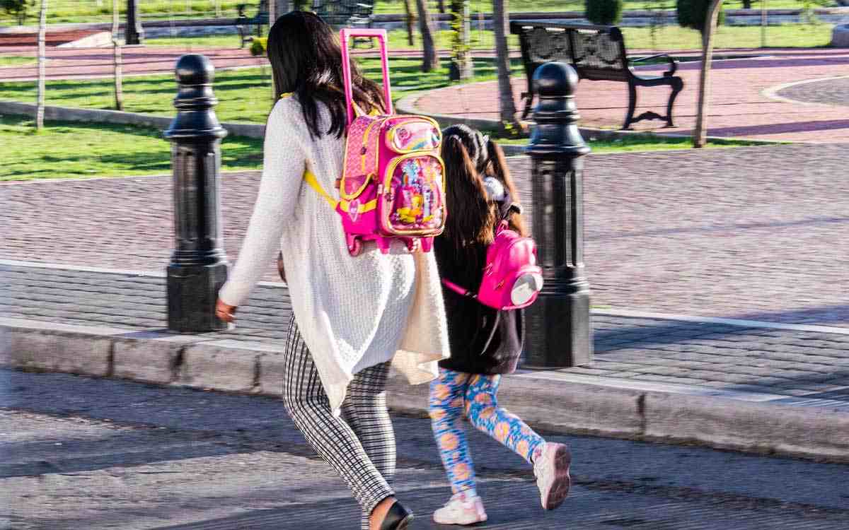 madre e hija de camino a escuela sep