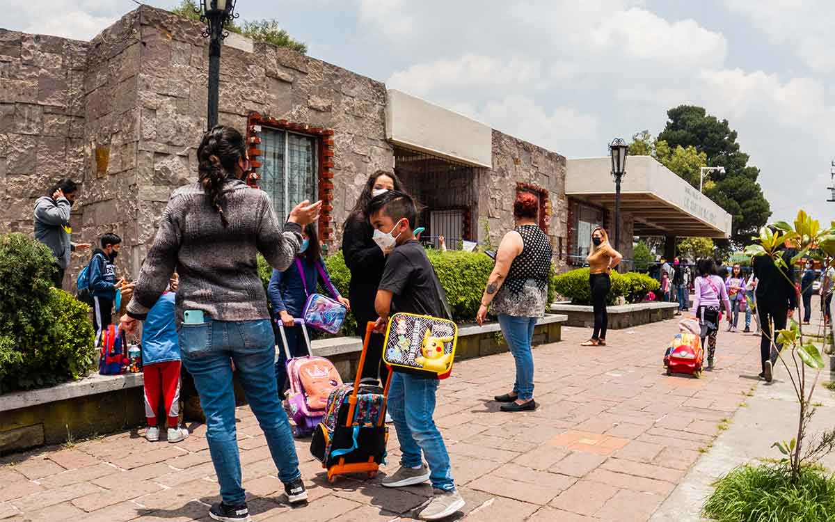 alumnos de primaria sep en toluca esperando puente