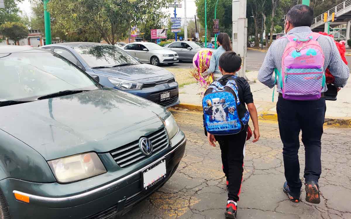 padre e hijo esperando puente dia del padre sep 2022