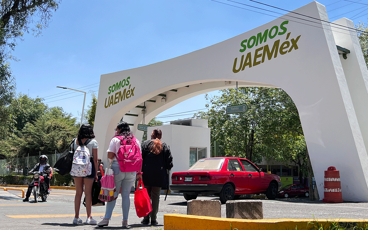 alumnas esperando segunda vuelta uaemex 2022 en c.u.