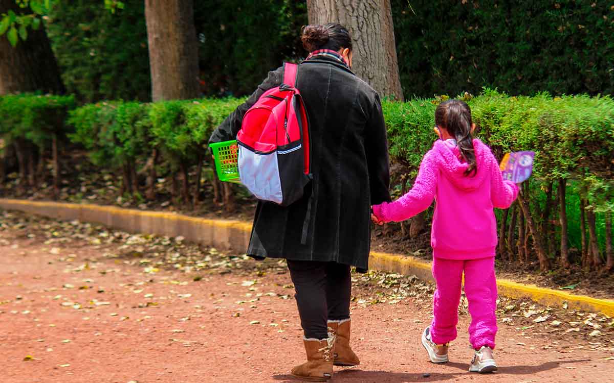 madre e hija platicando de las vacaciones de verano 2022