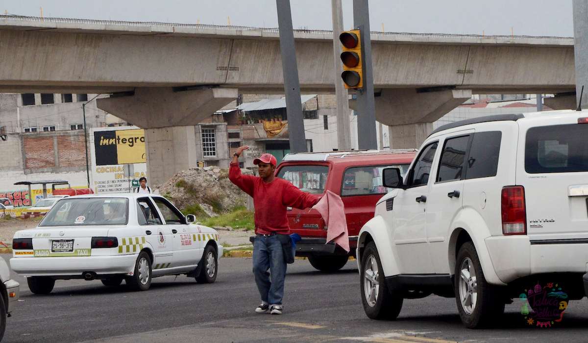 Franeleros de Toluca fungen como policías viales en Alfredo del Mazo