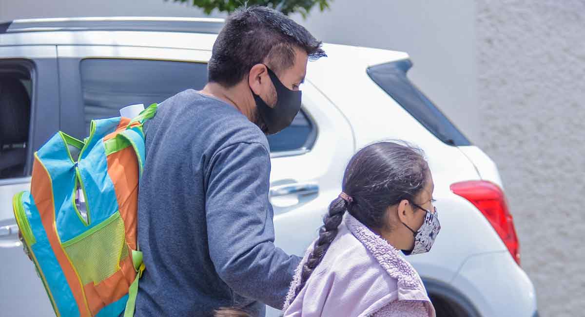 padre de familia lleva a su hija a los últimos días del ciclo escolar de clases sep tras adelanto de vacaciones