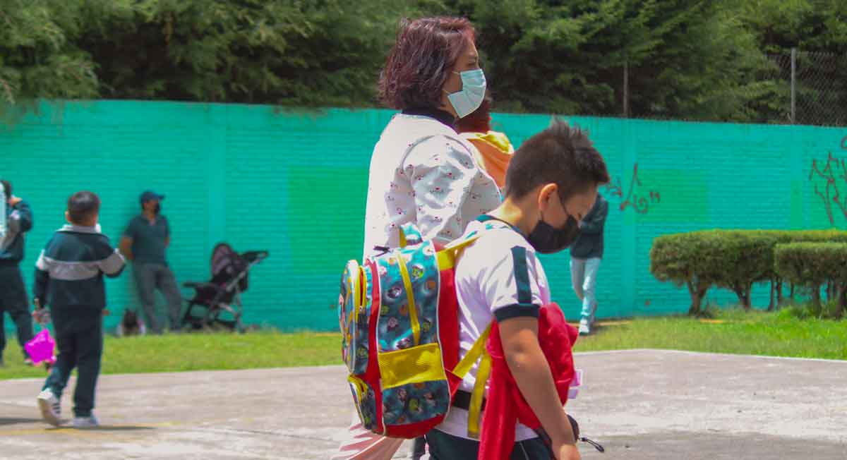 madre recoge a su hijo de primera y se entera de los estados que no adelantarán vacaciones de verano 2022