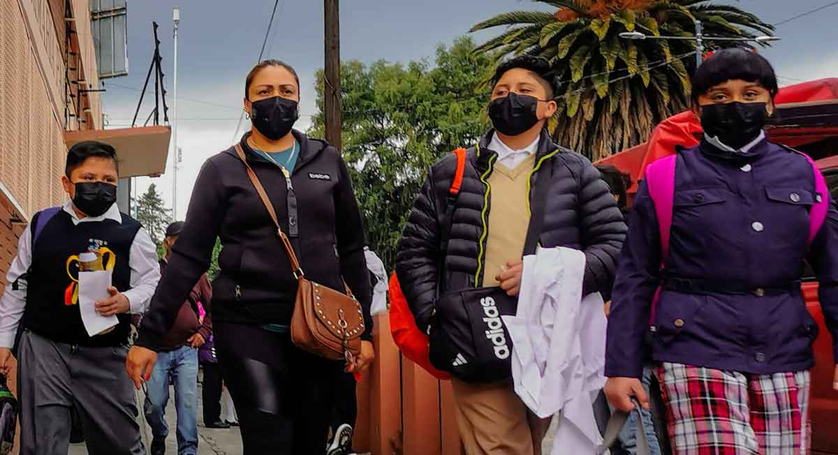 madre de familia lleva a sus hijos a la escuela y se entera de la suspensión del viernes 24 de junio 2022 sep