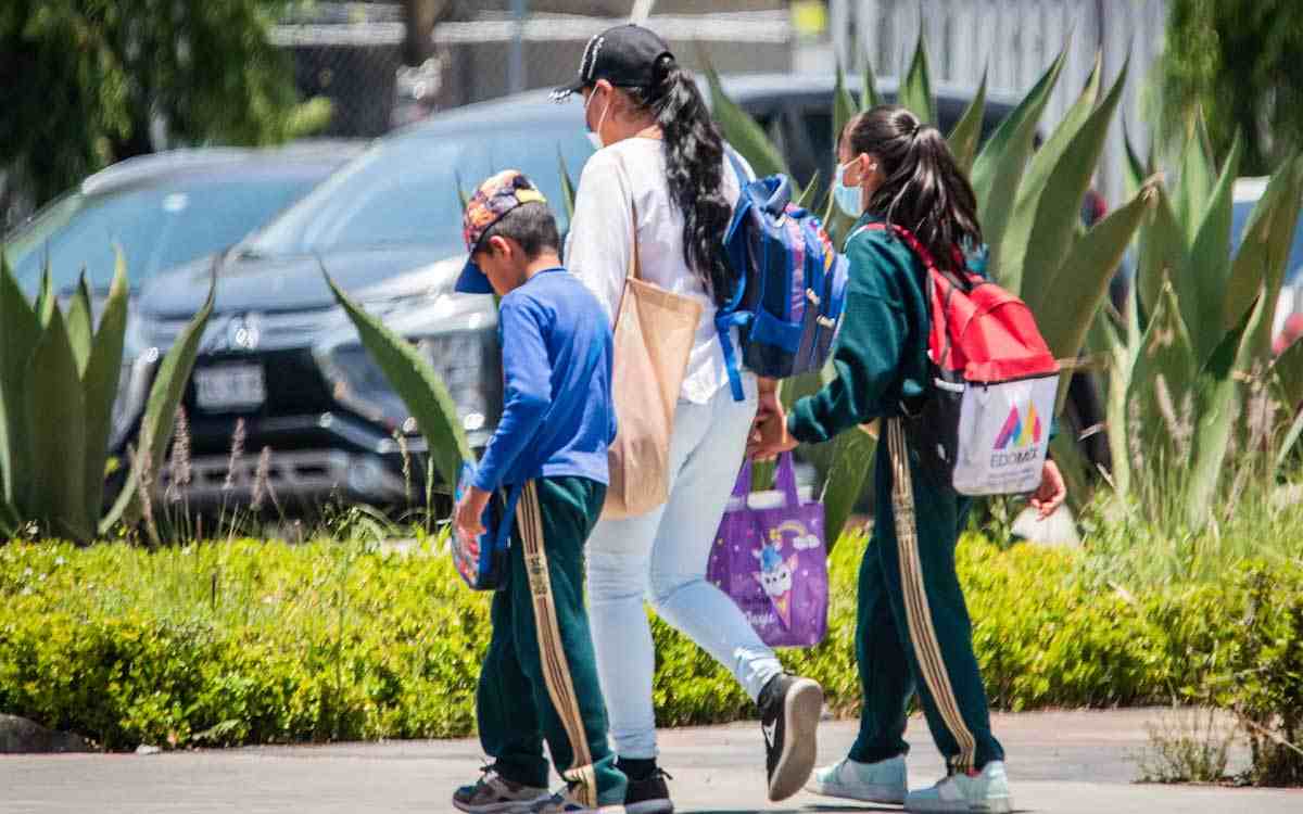 madre de familia recogiendo a sus hijos de la escuela sep