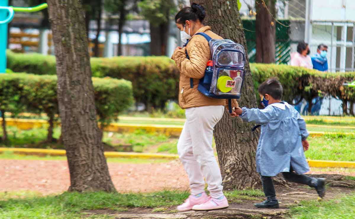 Niño saliendo del kinder de vacaciones de verano