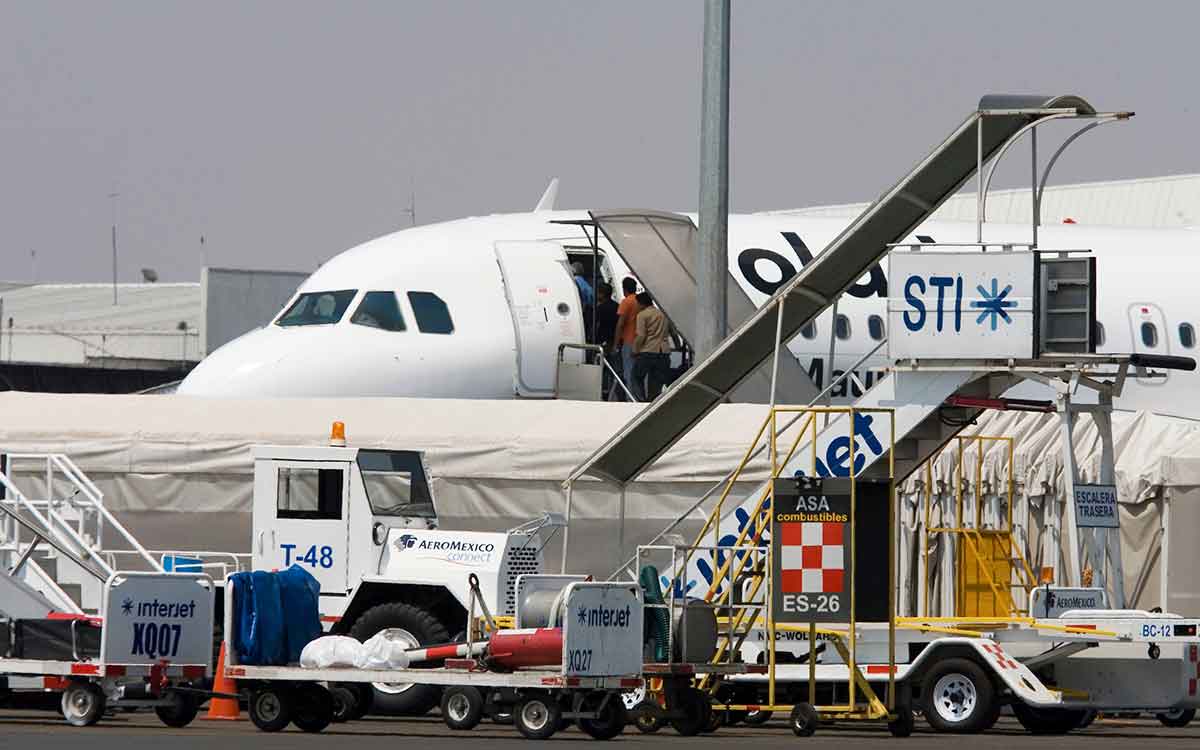 empleados laborando en el AIFA
